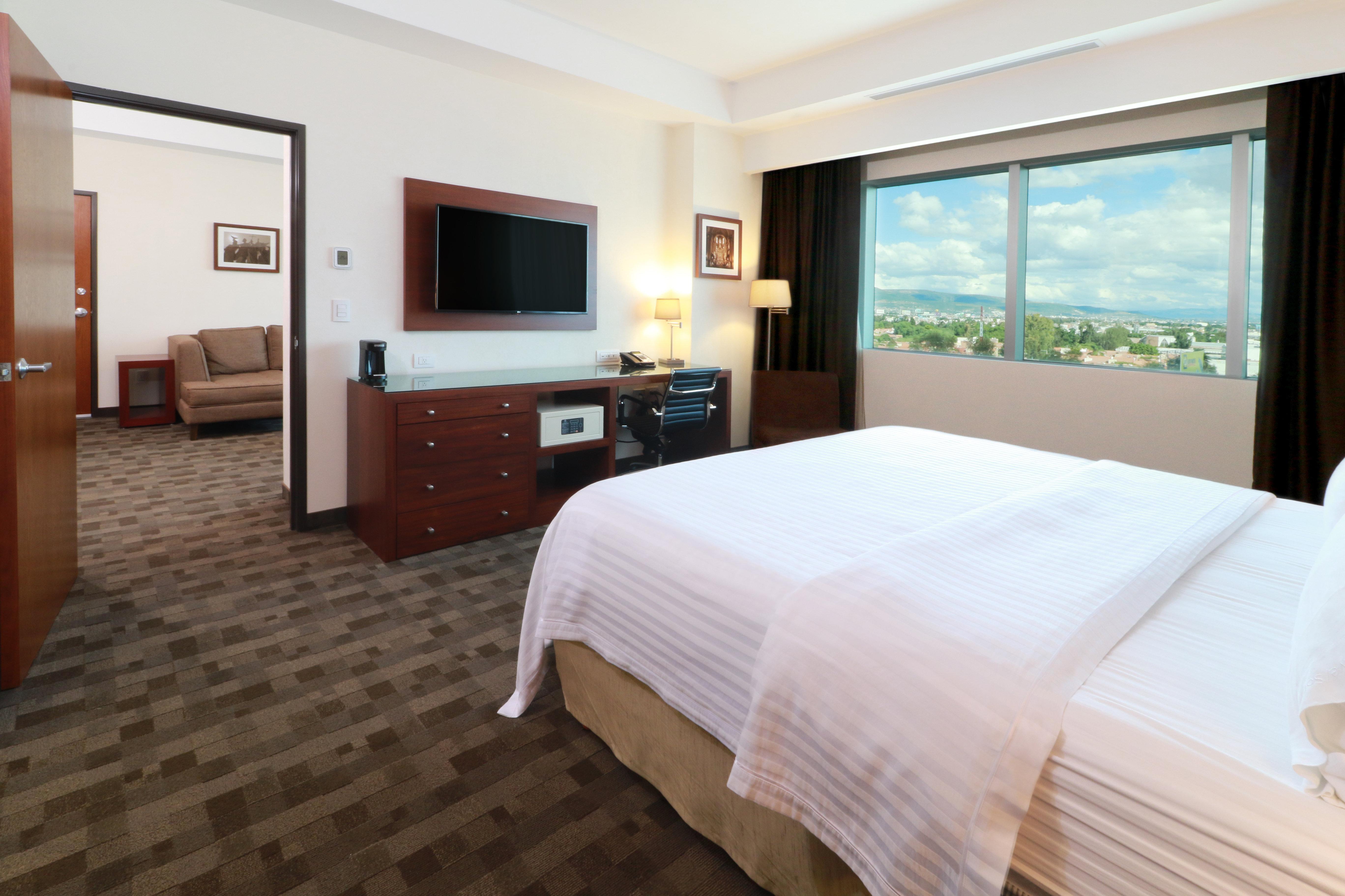 Holiday Inn & Suites Plaza Mayor By Ihg Leon Exterior photo