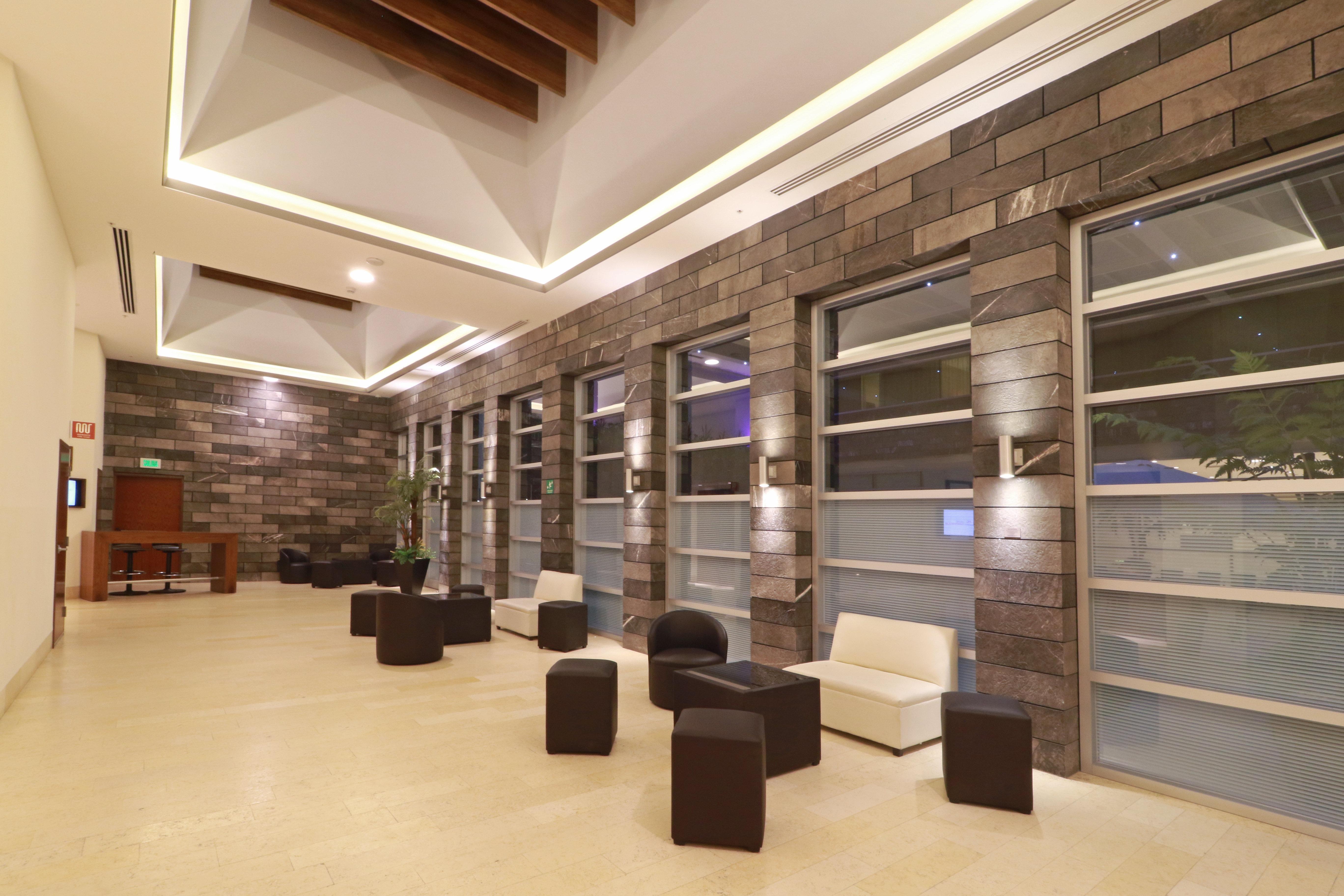 Holiday Inn & Suites Plaza Mayor By Ihg Leon Exterior photo