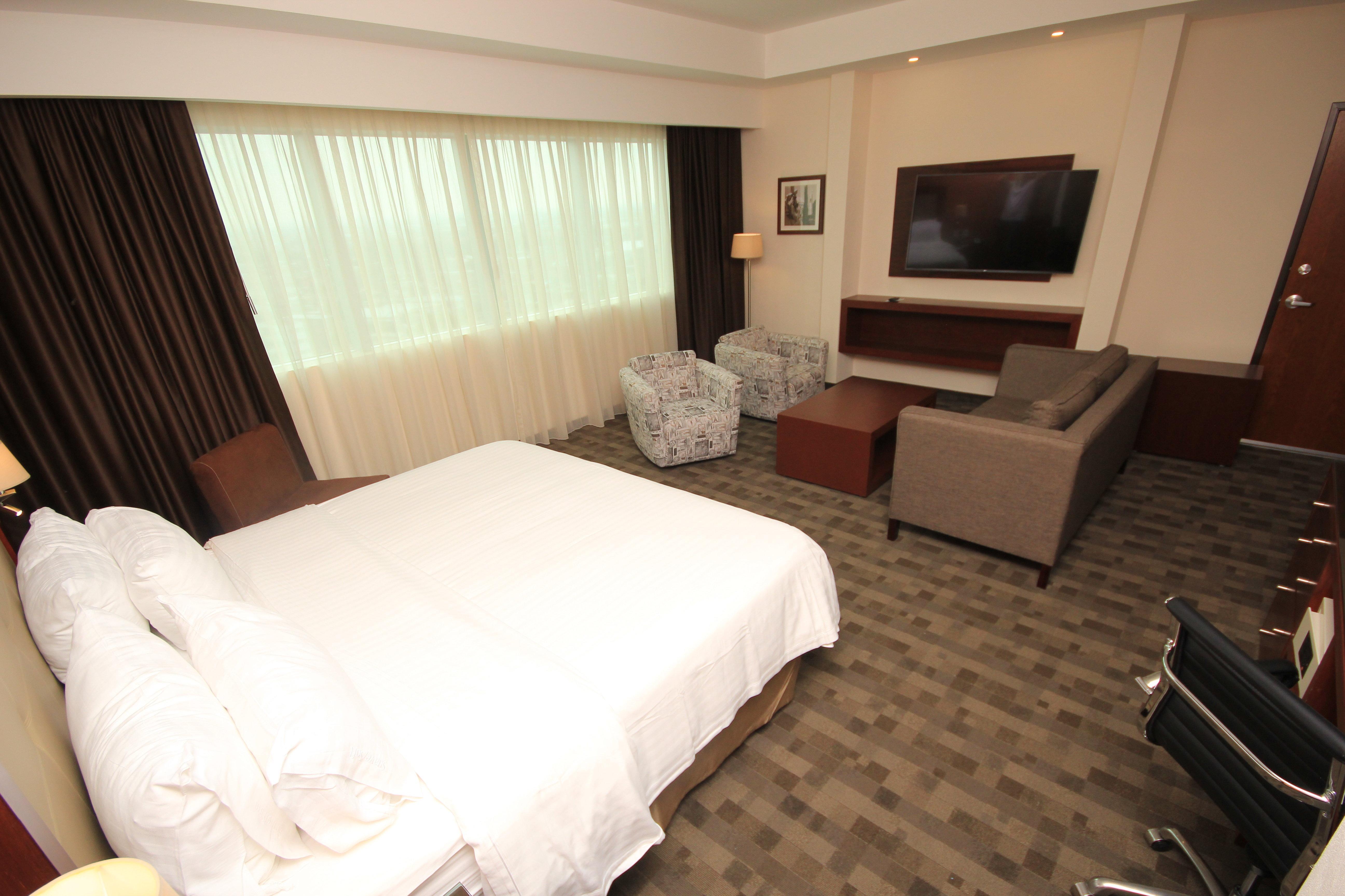 Holiday Inn & Suites Plaza Mayor By Ihg Leon Exterior photo