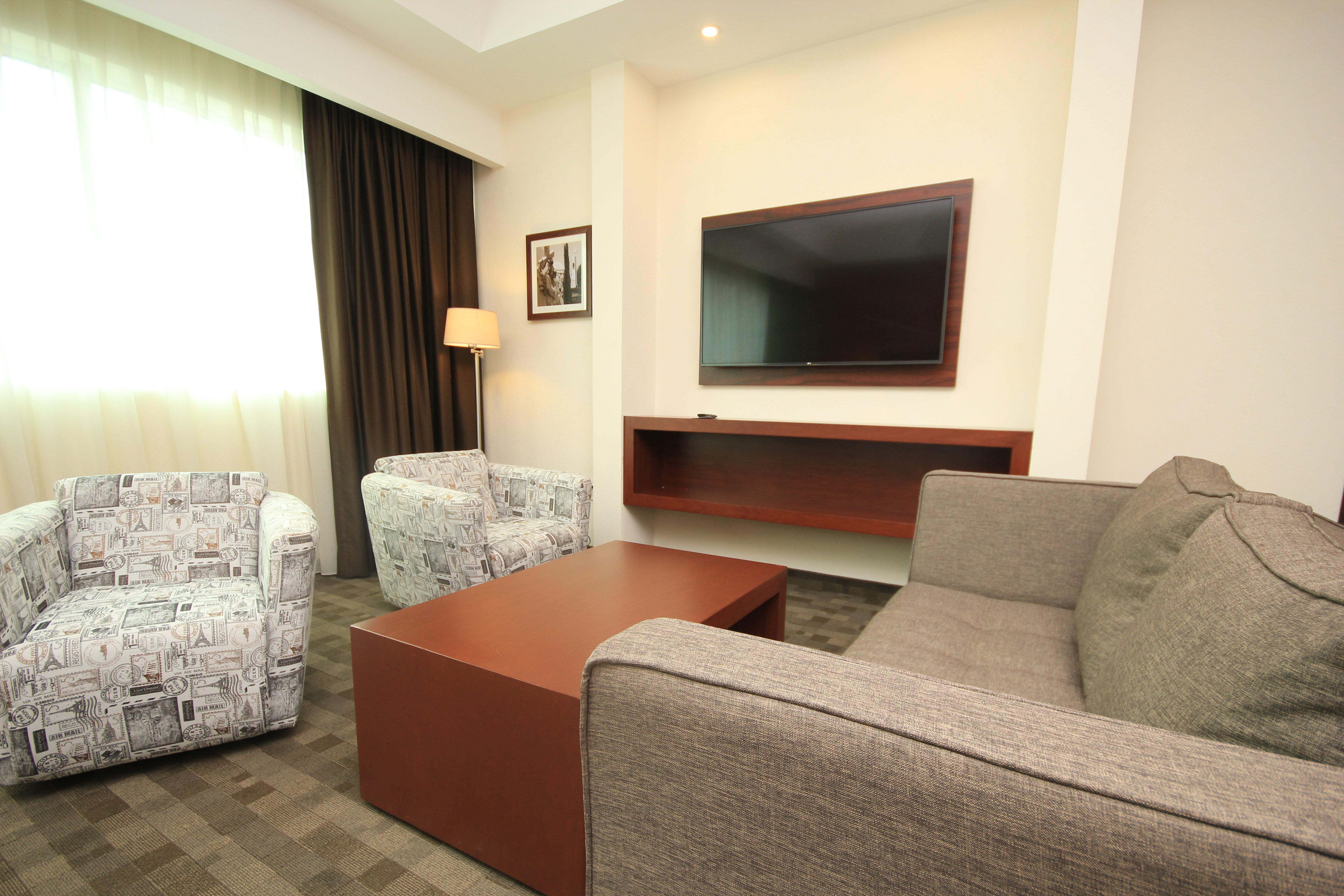 Holiday Inn & Suites Plaza Mayor By Ihg Leon Exterior photo