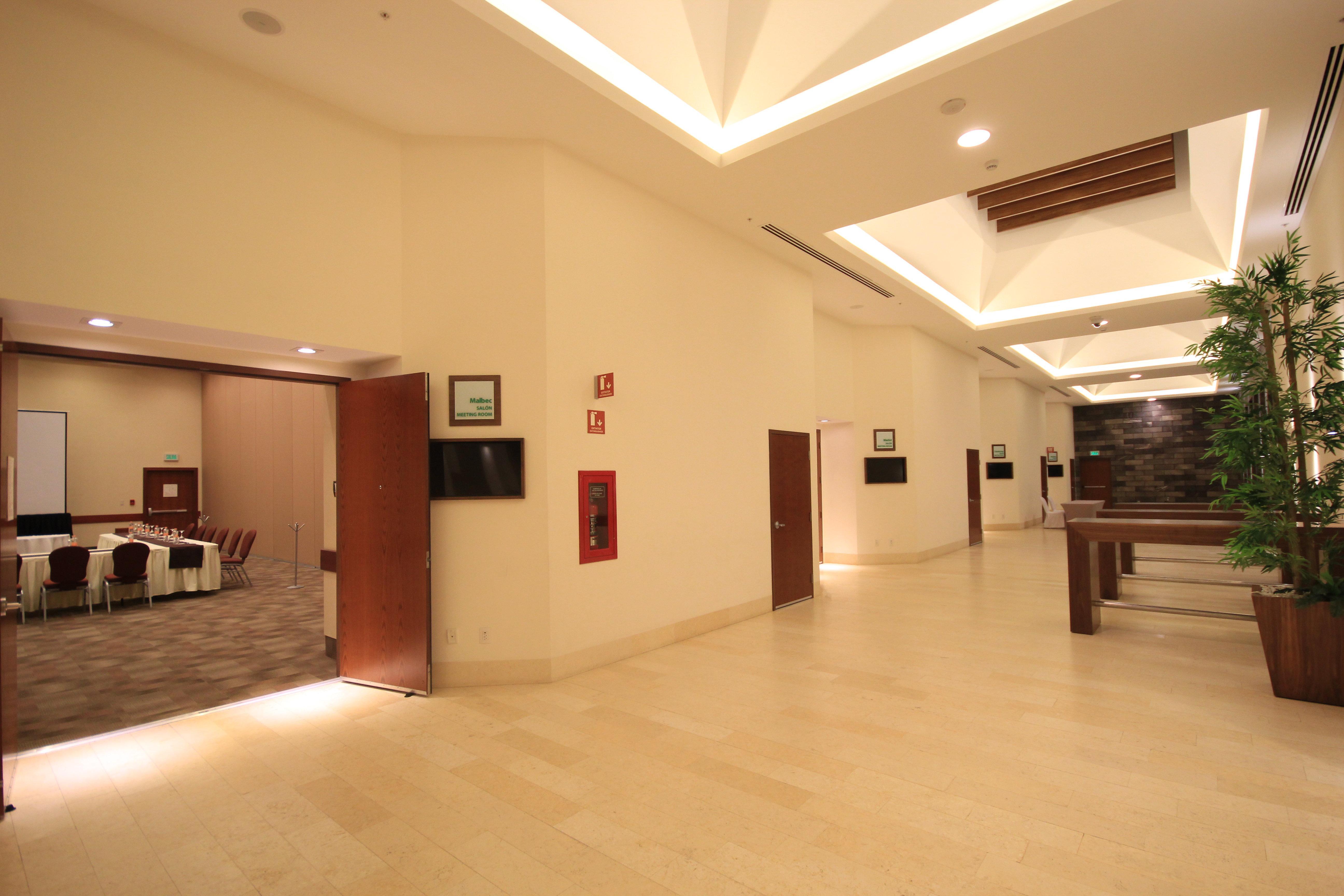 Holiday Inn & Suites Plaza Mayor By Ihg Leon Exterior photo