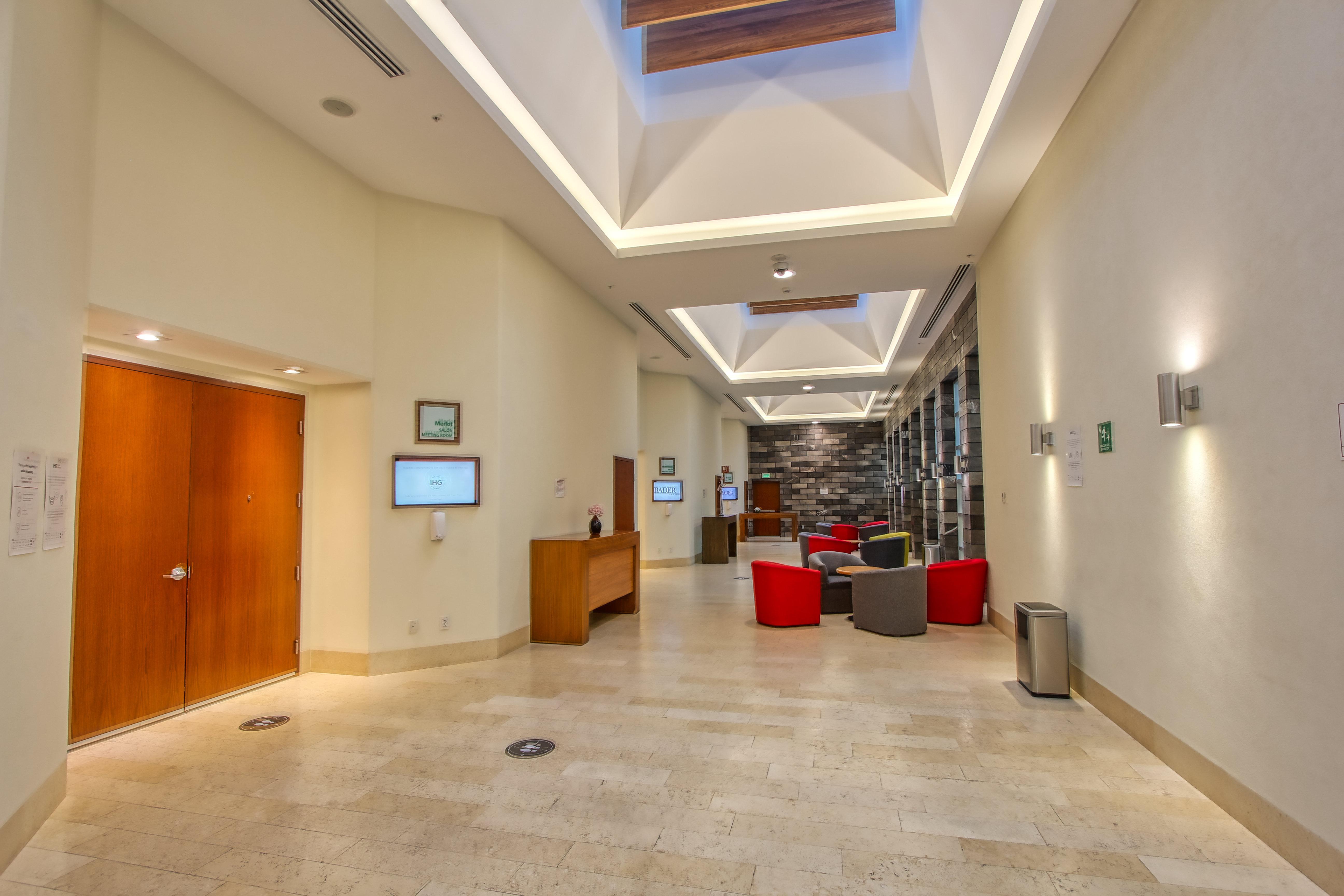 Holiday Inn & Suites Plaza Mayor By Ihg Leon Exterior photo