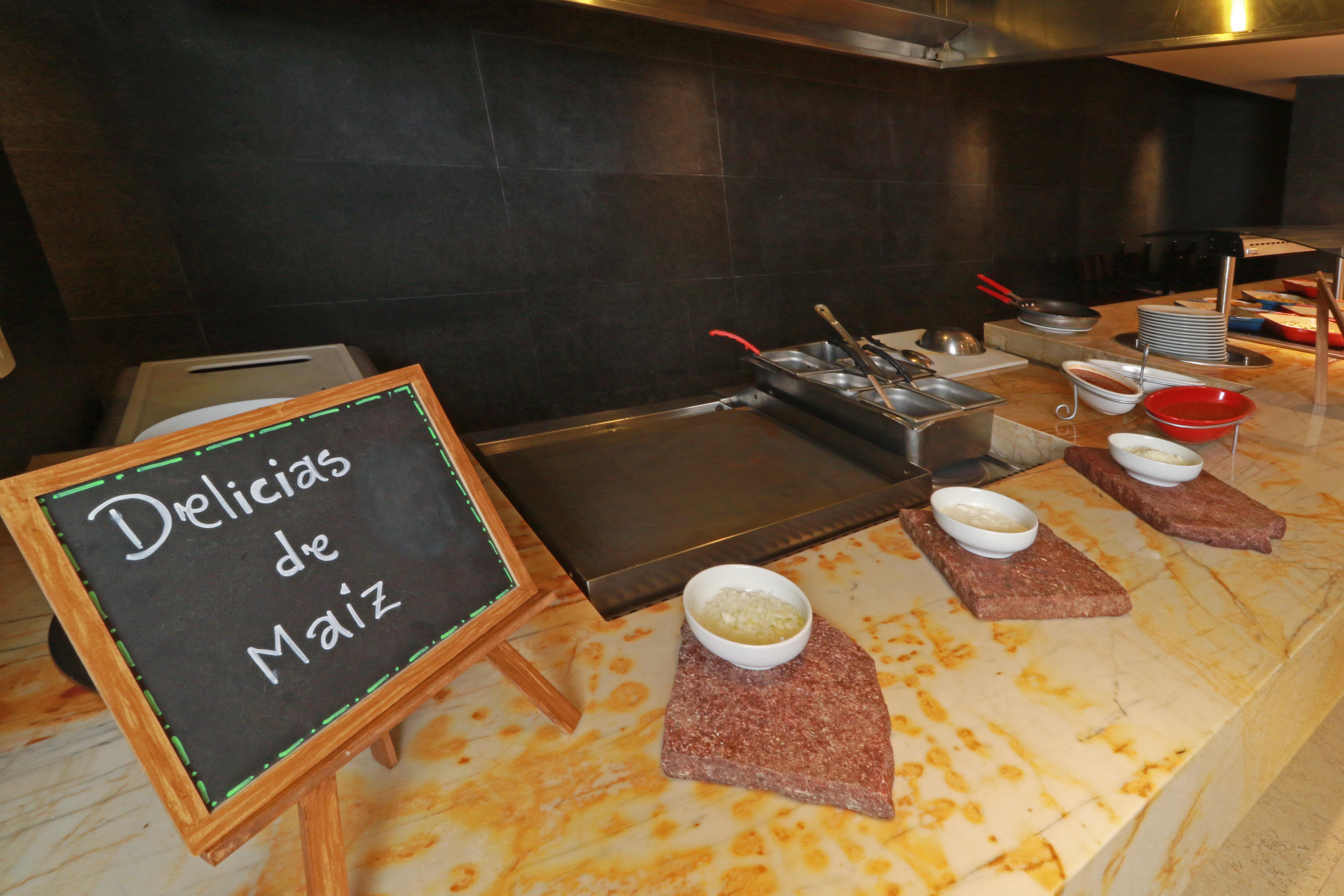 Holiday Inn & Suites Plaza Mayor By Ihg Leon Exterior photo