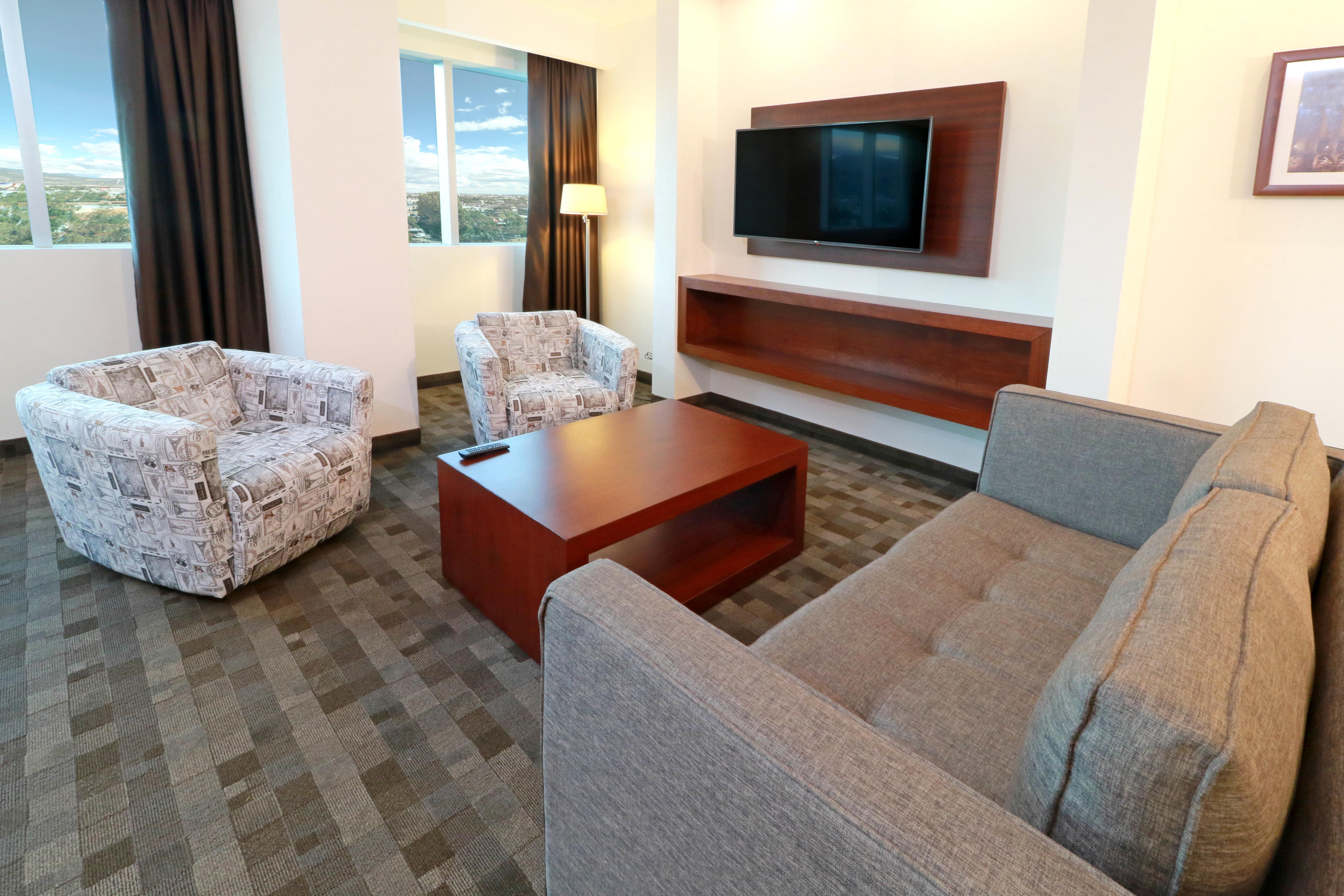 Holiday Inn & Suites Plaza Mayor By Ihg Leon Exterior photo