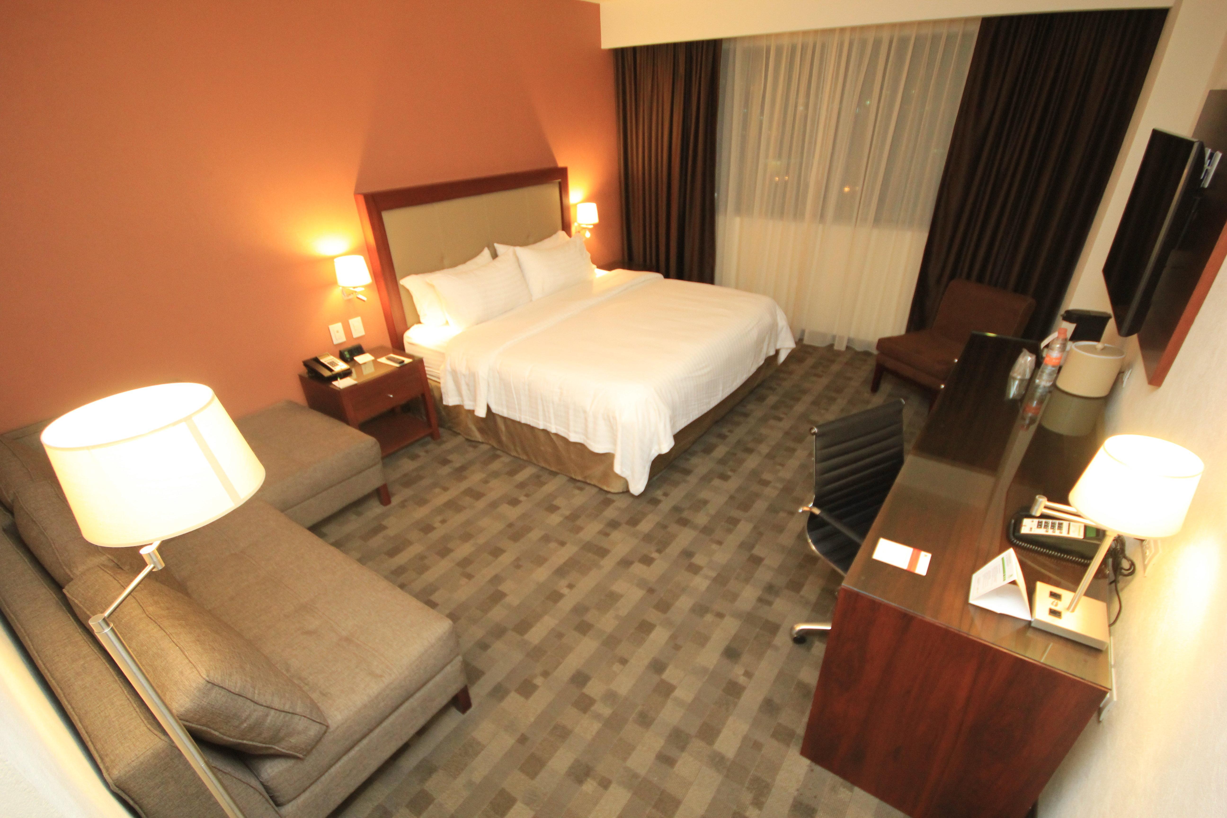 Holiday Inn & Suites Plaza Mayor By Ihg Leon Exterior photo