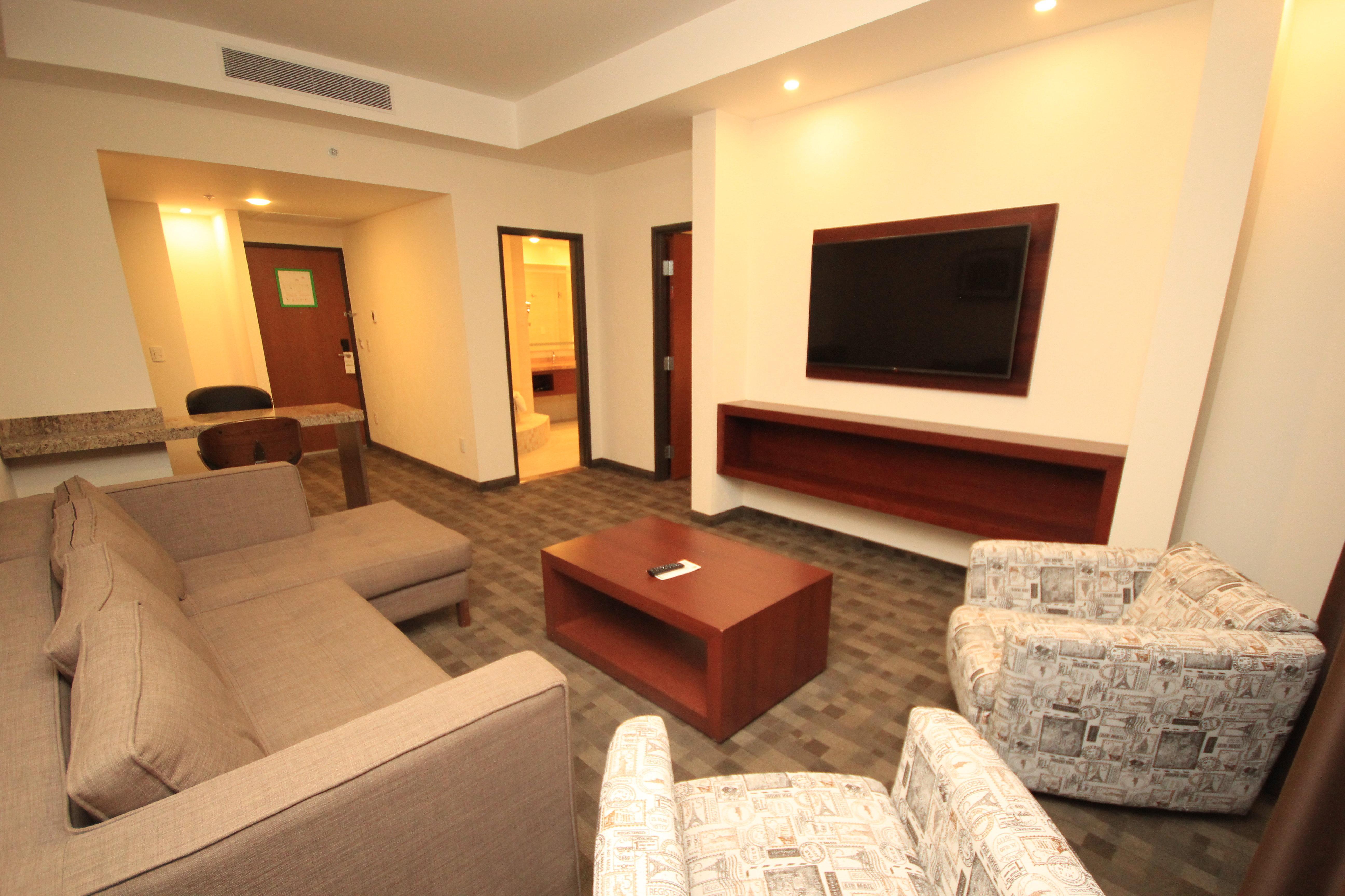 Holiday Inn & Suites Plaza Mayor By Ihg Leon Exterior photo