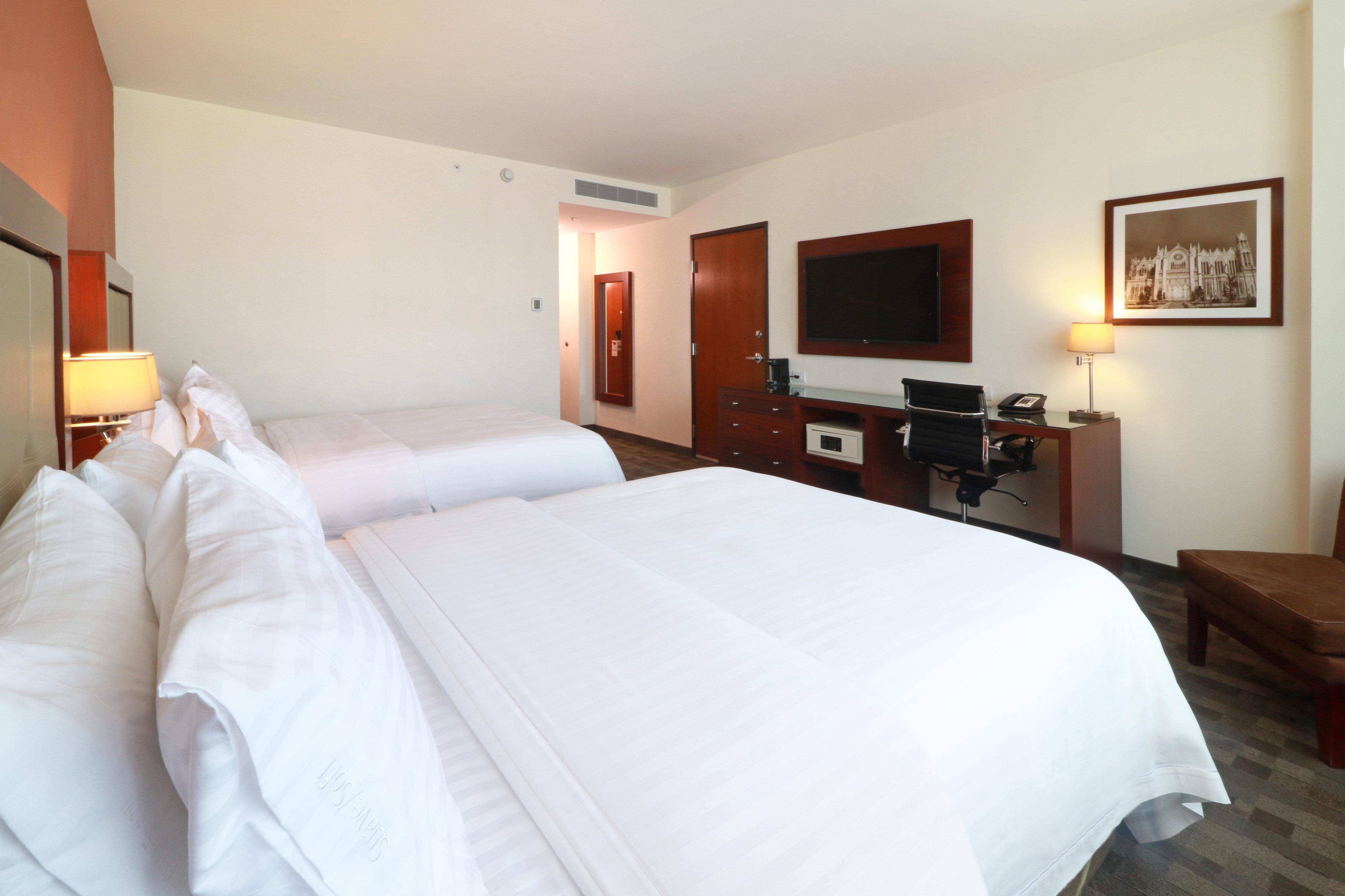 Holiday Inn & Suites Plaza Mayor By Ihg Leon Exterior photo